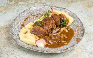 Muschiulet de porc cu sos, vin si piure cremos