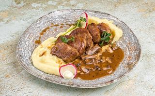 Muschiulet de porc cu sos, vin si piure cremos