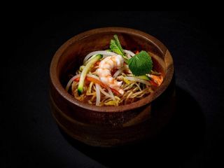 Spaghetti di riso con gamberetti e verdure