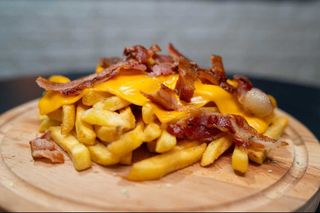 Pomfrit cheddar & slaninica