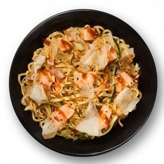 Wok yakisoba con salmón, salsa de ostras y katsuobushi