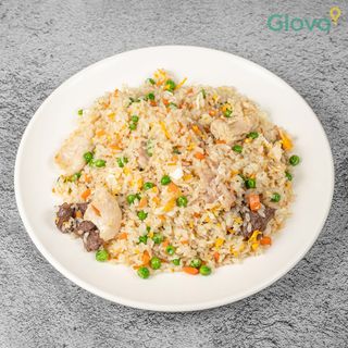 166. Пържен ориз с три вида месо, грах, моркови и яйца (600г)