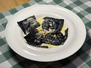 Величезні чорні равіолі з лососем, моцарелою та крем сиром (260g)