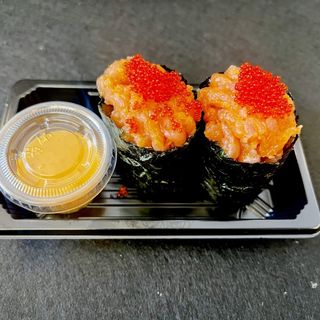 36 GUNKAN SALMÓN PICANTE (2U)军舰香辣三文鱼