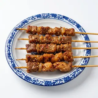 Spiedini di manzo con cumino e cipolle piccanti