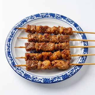 Spiedini di manzo con cumino e cipolle piccanti