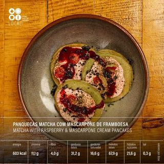 Panquecas de Matcha com Mascarpone de Framboesa e Crocante de Sesamo Preto