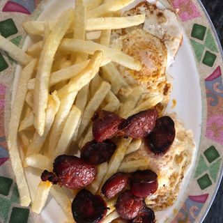 Platos De Huevos Y Chorizo 
