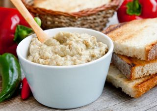 Salată de vinete de post cu roșii, paine toast