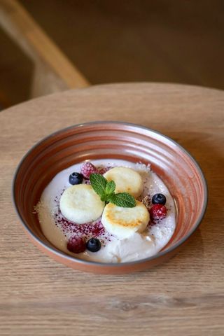 Сырники с кокосовым соусом и ягодами