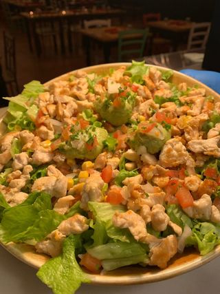 Insalata con pollo e guacamole