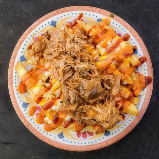 Papas Fritas Caseras Gratinadas Con Costillas De Cerdo Barbacoa