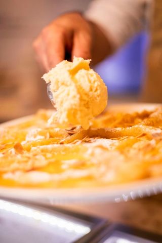 Crepe de Frutas com Uma Bola de Gelado