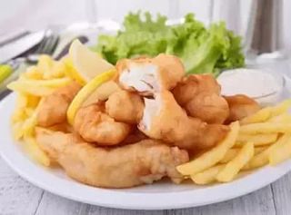 96. Хрупкава панирана бяла риба с пържени картофи (600г)