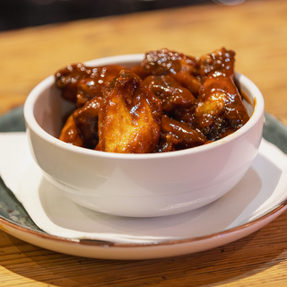 Alitas de pollo dulces marinadas y fritas
