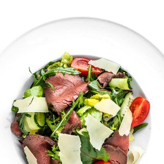Зелений салат з ростбіфом