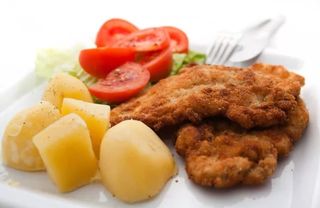 Kotlet schabowy z ziemniaki, surówka
