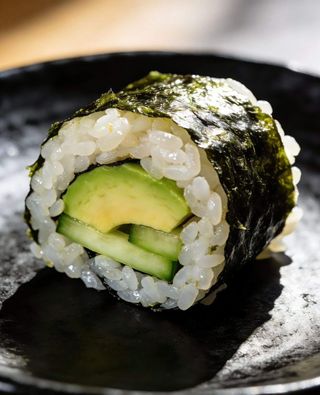 Rolnica sa avokadom i krastavcem 8 komada 牛油果黄瓜寿司（8个）