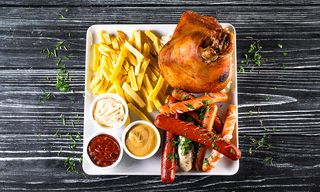 ღორის კანჭი და სოსისების პლატერი 