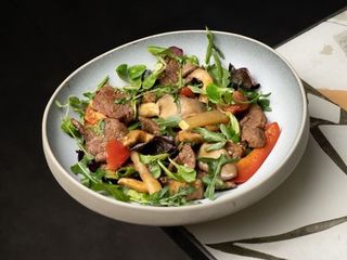 ТЕПЛИЙ САЛАТ З ЯЛОВИЧИНОЮ ТА ГЛИВАМИ (400g)