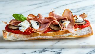 Zapiekanka z szynką bez pieczarek