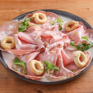 MORTADELLA AL PIASTACCHI CON PARMIGIANO 24 MESI 