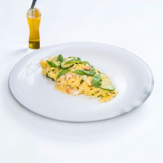 Tagliolini cu creveți și dovlecei