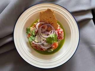 Овочевий салат з горіховою заправкою (235г)