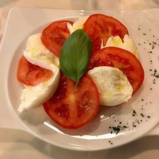 Antipasto caprese solo mozzarella di Budula pomodoro a fette basilico