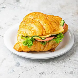 Круассан с колбасой с сыром (1 шт)