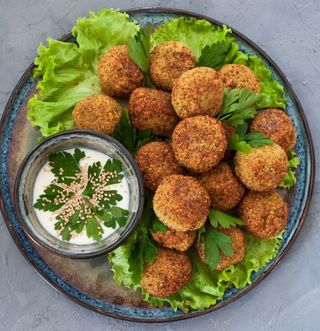 Piatto falafel con insalata