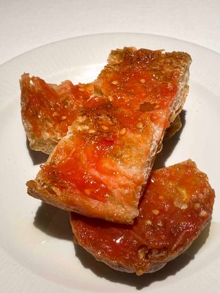 Pan De Coca Tostado Con Tomate