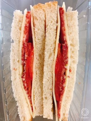 Sandwich cu salam uscat tip Sibiu, cascaval si rosii