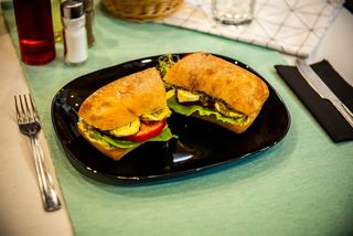 Sandwich cu mozarella și pesto