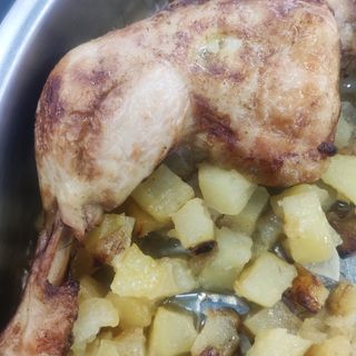 Rustidera De Muslo Y Contramuslo De Pollo Con Patatas Y Cebolla