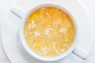 17. Sopa De Maíz Con Carne De Cangrejo