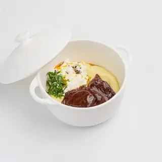 Томленные щечки бычка с картофельным пюре и страчателлой