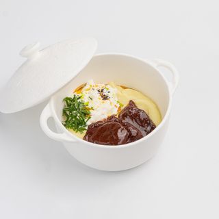 Томленные щечки бычка с картофельным пюре и страчателлой