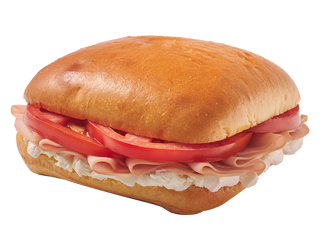 Pan Brioche con Queso Crema, Pavo Braseado y Tomate en Rodajas