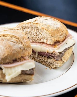 Prego com Queijo de Vaca Amanteigado e Fiambre