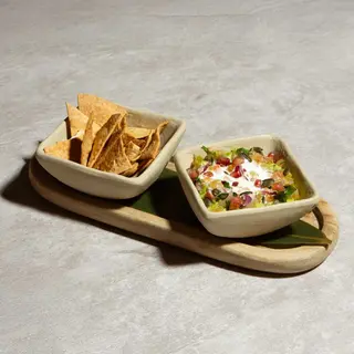 Guacamole con stracciatella de puglia