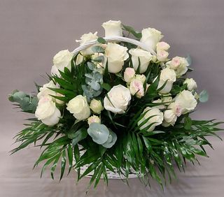 Aranjament  Floral  Coș 21 Trandafiri , 11 Mini Rose Și Eucalipt 