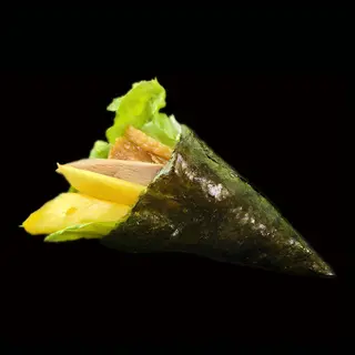 70D. Temaki pato crujiente con mango (2 pzs.)