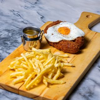 Alheira frita com ovo e batata