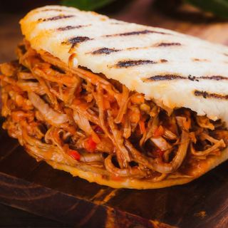 Arepa rellena con pollo o torreznos