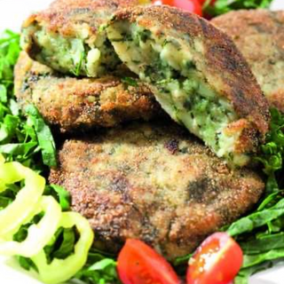 Картофени кюфтета със спанак и сирене и млечен сос