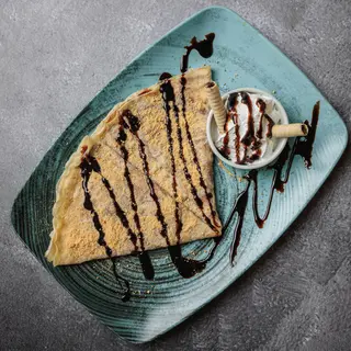 Palačinka sa nutelom, plazmom i višnjom