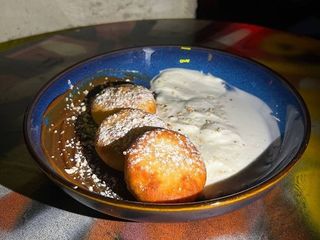 СИРНИКИ ЗІ СМЕТАНОЮ ТА ІРИСКОЮ (230g)
