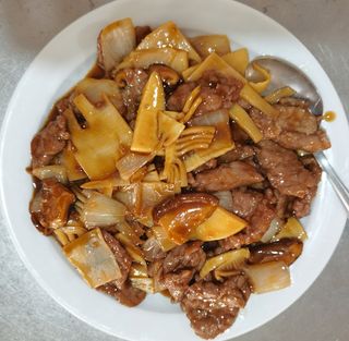 Ternera Con Setas Y Bambú