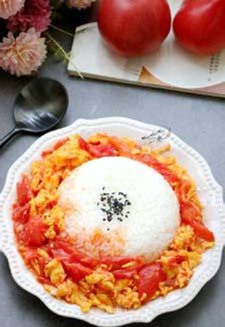 Riso servito con pomodori saltati e uova